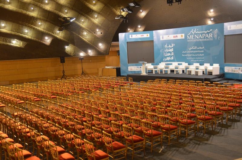 Grande salle de conférence préparée pour un événement